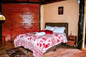 坎巴拉Oásis Pousada的砖墙房间的一个床位