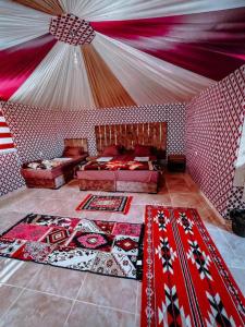 瓦迪拉姆RUM MAGiC lUXURY CAMP的一间有帐篷的房间,里面挂有地毯