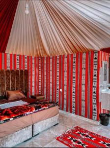 瓦迪拉姆RUM MAGiC lUXURY CAMP的帐篷内的一个床位房间