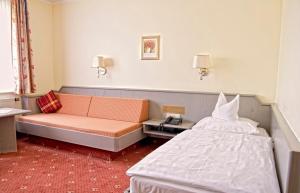 美因河畔法兰克福博格酒店的酒店客房,配有床和沙发