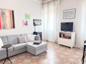费拉拉Casa Sibilla的带沙发和电视的客厅