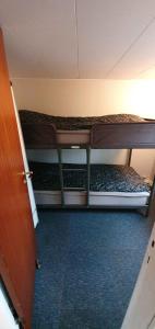 SpottrupCharming Summer Cottage Offers Idyllic Oasis的一间卧室配有两张双层床。