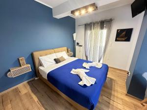 拉夫蒂港Starfish Complex的蓝色卧室,配有带毛巾的床
