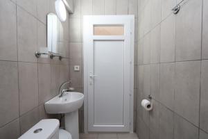 KonakBlue Life Hotel的浴室配有白色卫生间和盥洗盆。