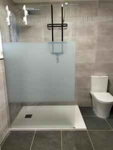 VertonLa Mouillère的浴室配有淋浴和卫生间。