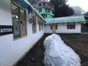 KalghaLibrary cafe的建筑物前的一堆积雪