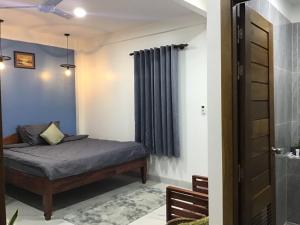 Phumĭ Ta PhŭlKittya Homestay的一间卧室设有一张床和一个窗口
