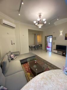 赫尔格达Villa in hurghada的客厅配有沙发和桌子