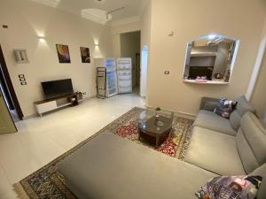 赫尔格达Villa in hurghada的带沙发和电视的客厅