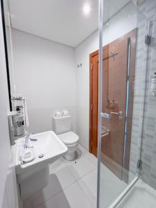拉戈斯多丽丝别墅套房的浴室配有卫生间、盥洗盆和淋浴。