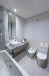 拉戈斯多丽丝别墅套房的白色的浴室设有卫生间和水槽。
