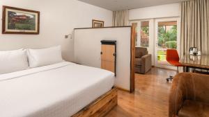 内罗毕Fairview Hotel Nairobi的配有一张床和一张书桌的酒店客房