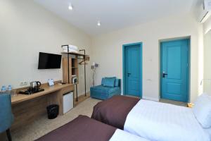 第比利斯City Inn Tbilisi的酒店客房,设有一张床和一个蓝色的门
