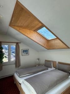 格林德尔瓦尔德里斯登公寓酒店的一间卧室配有一张带天窗的大床