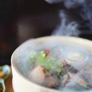 神户結びの小宿 縁的汤碗,里面装有食物