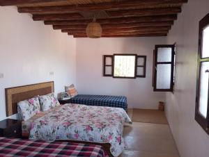 Aïn BouchrikDar Lala Zhour的一间卧室配有一张床、一张沙发和窗户。