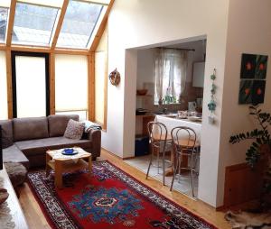 弗拉塔赫Apartmenthaus Kometerhof的带沙发的客厅和厨房