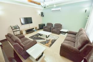 BunjuGOWON BnB的客厅配有沙发、椅子和电视
