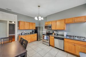 Ravishing 2-Story Unit in STL 2E的厨房或小厨房