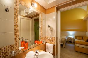 托雷安农齐亚塔Il Giardino di Tonia - Oplontis Guest House - Bed & Garden -的客房内的浴室设有水槽和镜子