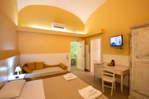 托雷安农齐亚塔Il Giardino di Tonia - Oplontis Guest House - Bed & Garden -的带沙发、桌子和电视的客房