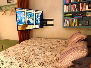 图尔库Nummenpakan Pysäkki的一间卧室配有一张床和一台平面电视