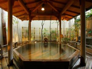 加贺叶渡莉日式旅馆的植物间中间的热水浴池
