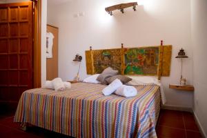 圣维托罗卡波Villa I Due Pini的一间卧室配有带毛巾的床