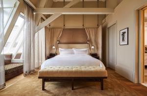 阿姆斯特丹阿姆斯特丹欧洲酒店 - 世界领先酒店集团的一间卧室设有一张大床和一个大窗户