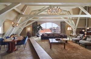 阿姆斯特丹阿姆斯特丹欧洲酒店 - 世界领先酒店集团的客厅配有沙发和桌子