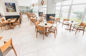 累西腓BUGAN PAIVA RECIFE的用餐室配有木桌和椅子
