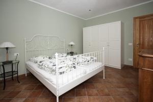 利莫内-苏尔加达Villa Limone的卧室配有白色的床和桌子