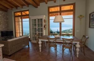 利莫内-苏尔加达Villa Limone的客厅配有桌椅和沙发