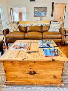 尤金Riverpath Inn的带沙发和木制咖啡桌的客厅