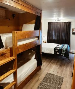 派恩代尔Jackalope Motor Lodge的客房设有两张双层床和一张床。