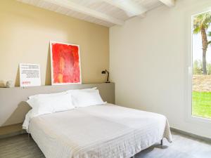瑞塔尼Agua Green Resort的窗户客房内的一张白色床