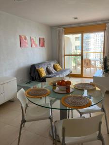 卡尔佩Ambar Monica Apartment的客厅配有玻璃桌和沙发