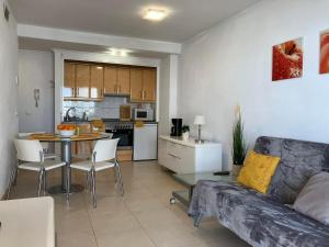 卡尔佩Ambar Monica Apartment的带沙发和桌子的客厅以及厨房。