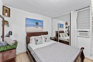 林康Lupa Guesthouse affordable family home的一间卧室配有一张床,享有海滩美景