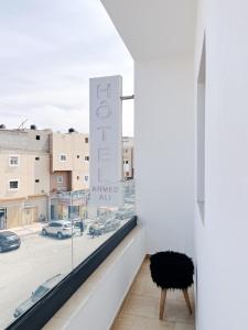 达赫拉Hotel Ahmed Ali的一间房间,窗户上有一个读自尊艺术的标牌
