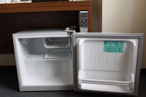 仙台绿城酒店的空冰箱,门打开在房间里