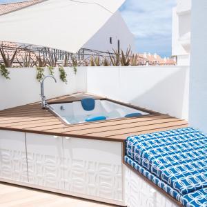 洛斯克里斯蒂亚诺斯WOW APARTMENT WITH PRIVATE JACUZZI and 2 terraces的房屋屋顶上的热水浴池