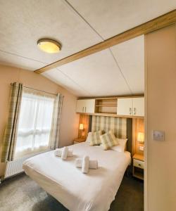 Serene Stay: Beautiful 2Bed Lodge in Kelsall客房内的一张或多张床位