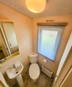 Serene Stay: Beautiful 2Bed Lodge in Kelsall的一间浴室
