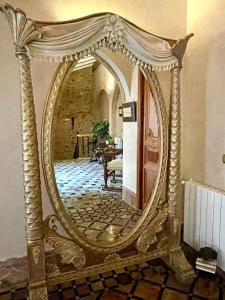 Villalonga卡萨巴贝尔酒店的客房内的华丽金色镜子