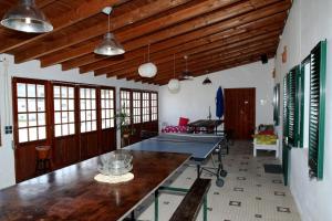 莫什泰鲁什WelcomeBuddy - Mosteiros Vineyards (Praia&Sunset)的一间房间,房间内设有乒乓球桌