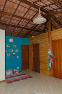 大塞拉Sitio recanto da natureza的一间空空房间,设有蓝色的墙壁和木制天花板