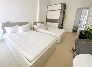 胡志明市SAIGONESE Studio的一间卧室配有两张床和镜子