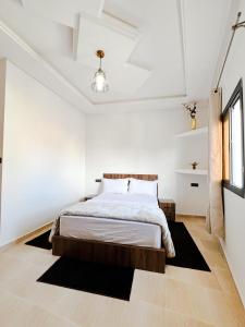 达赫拉Hotel Ahmed Ali的一间白色客房内的床铺卧室