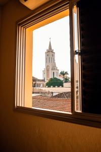 PenápolisSakr Hotel的从窗户可欣赏到教堂的景色